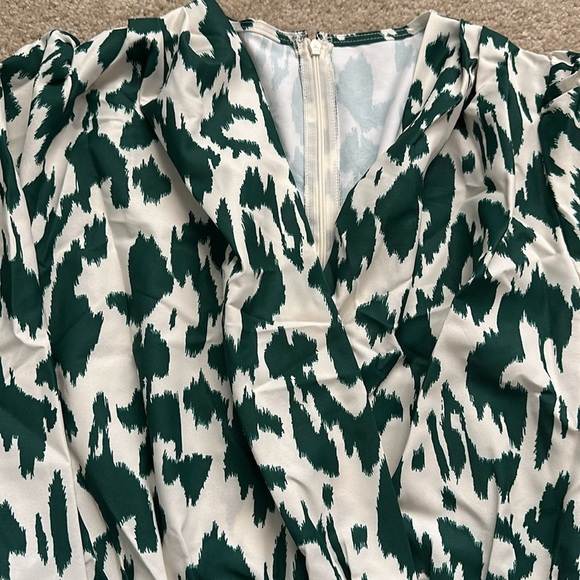 Cupshe Green Abstract Leopard Print Poet Sleeve Shirred Mini Dress Size Large - Picture 3 of 9